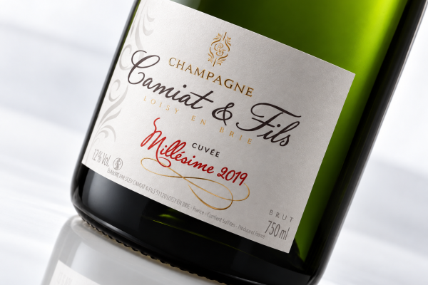 Bouteille de champagne millésime 2019 en studio Bouteille de champagne millésime 2019 en studio